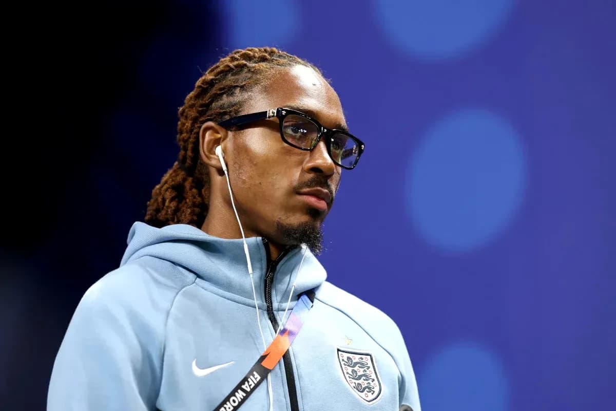 Jugador con auriculares en vestimenta de Inglaterra Jugador con auriculares en vestimenta de Inglaterra
