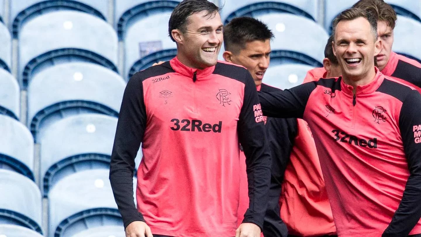 Jugadores de Rangers riendo durante sesión de entrenamiento Jugadores de Rangers riendo durante sesión de entrenamiento