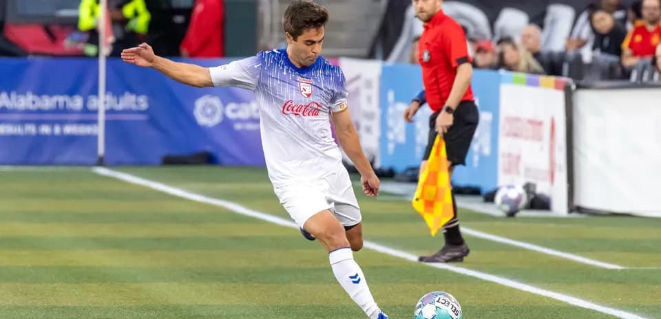 Jugador ejecutando un tiro de esquina Jugador ejecutando un tiro de esquina