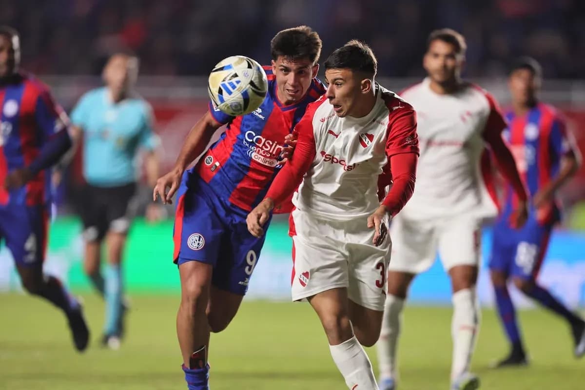 Jugadores de Independiente y San Lorenzo compiten por el balón Jugadores de Independiente y San Lorenzo compiten por el balón