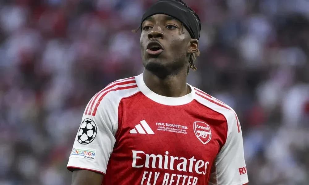 Jugador de Arsenal en acción durante el partido Jugador de Arsenal en acción durante el partido