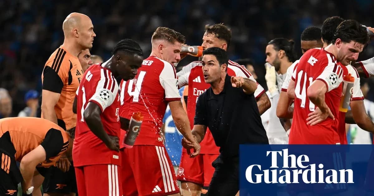 Entrenador hablando con jugadores de Arsenal en tiempo muerto Entrenador hablando con jugadores de Arsenal en tiempo muerto