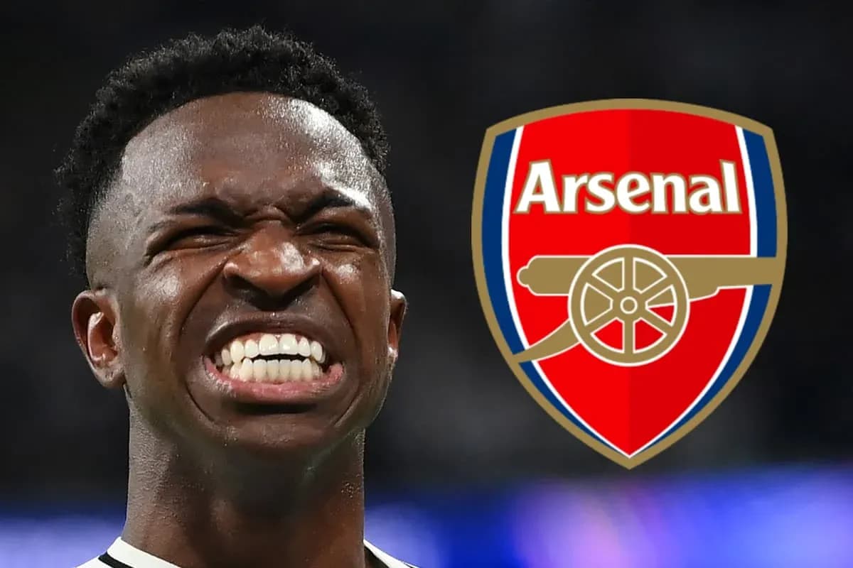 Jugador mostrando emoción con escudo de Arsenal Jugador mostrando emoción con escudo de Arsenal