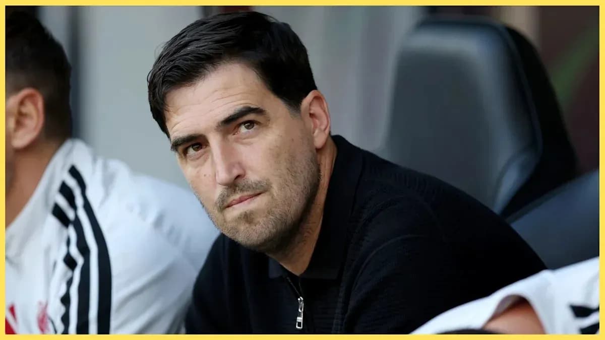 Entrenador observando el partido desde el banquillo Entrenador observando el partido desde el banquillo
