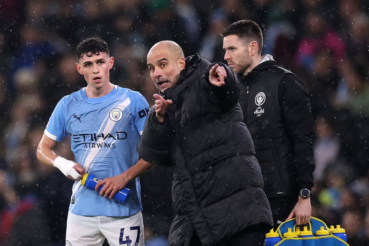 Pep Guardiola dando instrucciones a un jugador de Manchester City Pep Guardiola dando instrucciones a un jugador de Manchester City