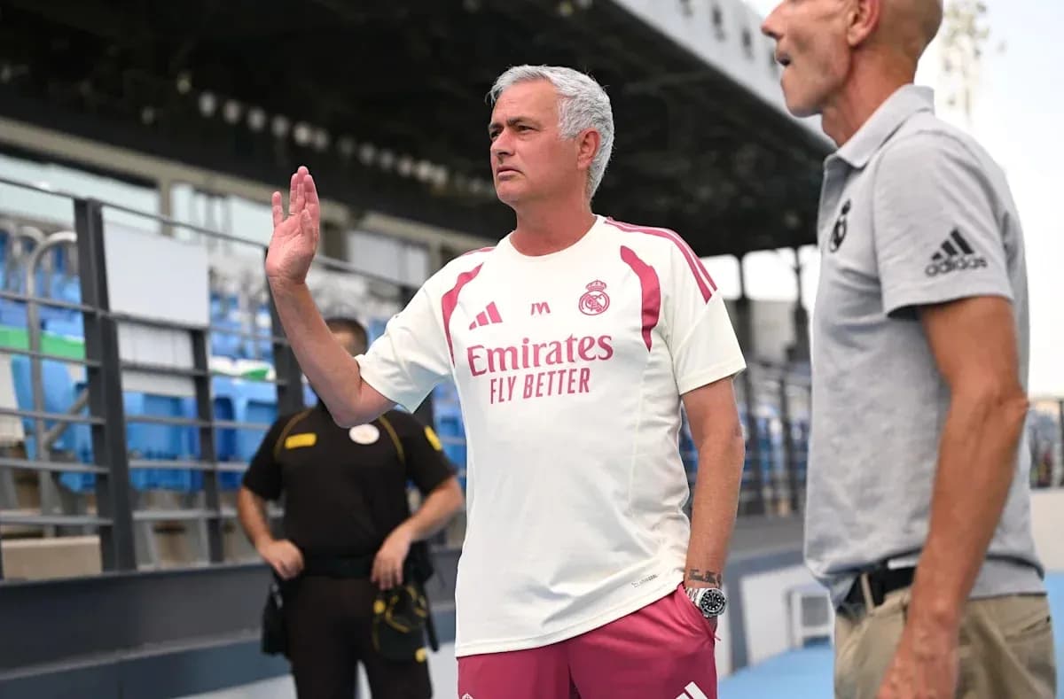 Entrenador de Real Madrid saludando en el banquillo Entrenador de Real Madrid saludando en el banquillo