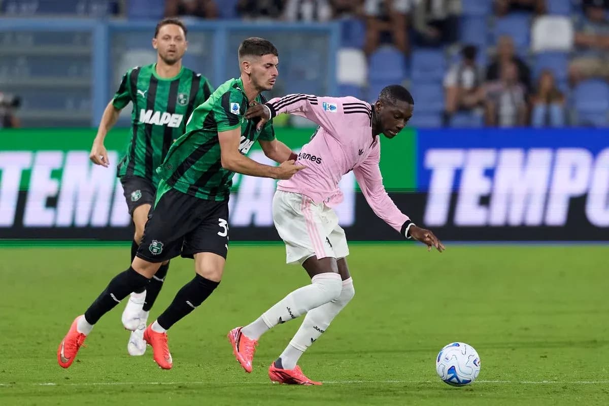 Jugadores de Sassuolo y Juventus en acción Jugadores de Sassuolo y Juventus en acción