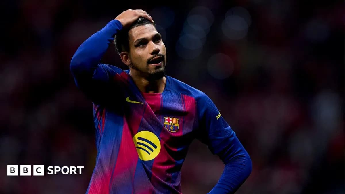 Jugador del Barcelona con gesto de frustración en el campo Jugador del Barcelona con gesto de frustración en el campo