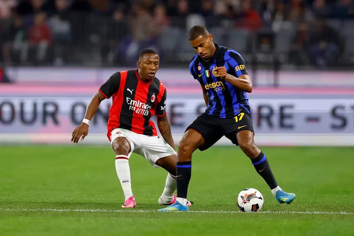 Jugadores de AC Milan e Inter de Milán disputando el balón Jugadores de AC Milan e Inter de Milán disputando el balón