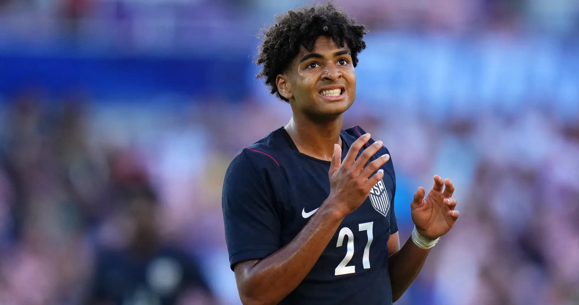 Jugador de la selección de EE. UU. en acción Jugador de la selección de EE. UU. en acción