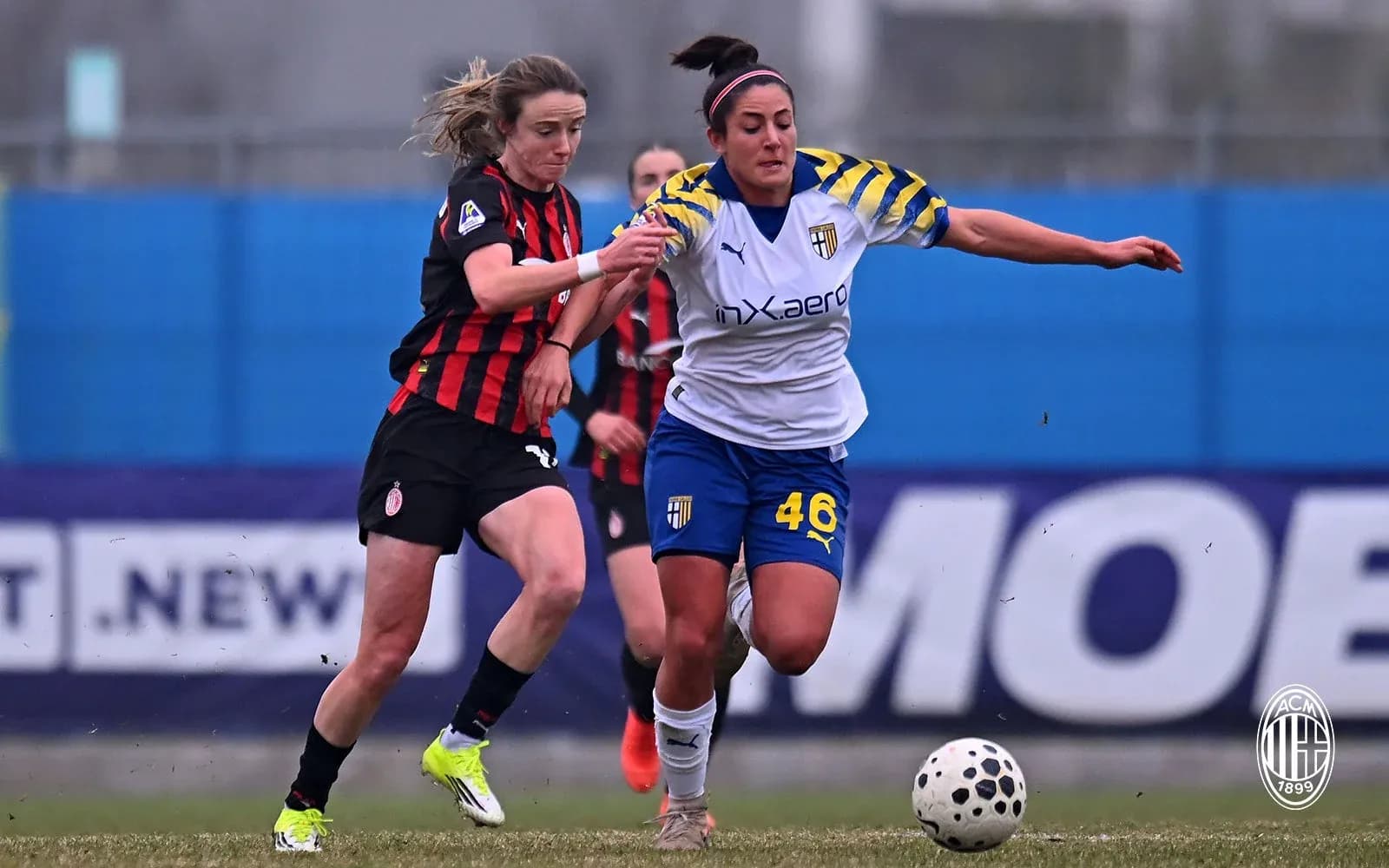 Jugadora de AC Milan y Parma compiten por el balón Jugadora de AC Milan y Parma compiten por el balón