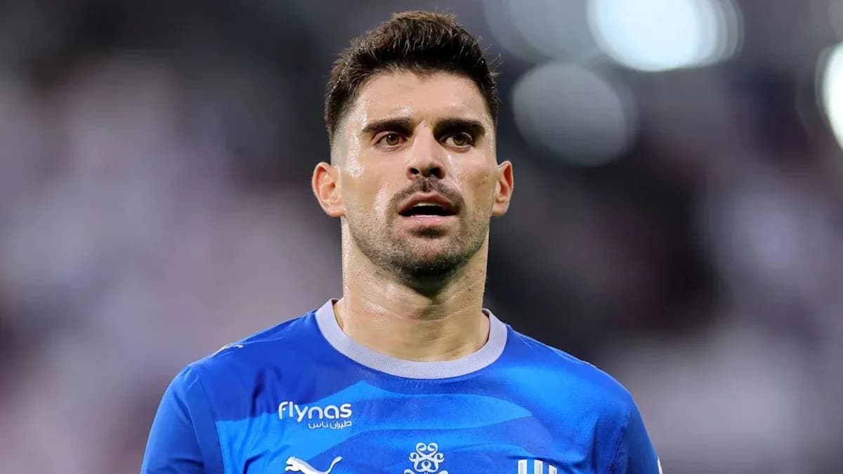 Jugador de fútbol con camiseta azul durante partido Jugador de fútbol con camiseta azul durante partido
