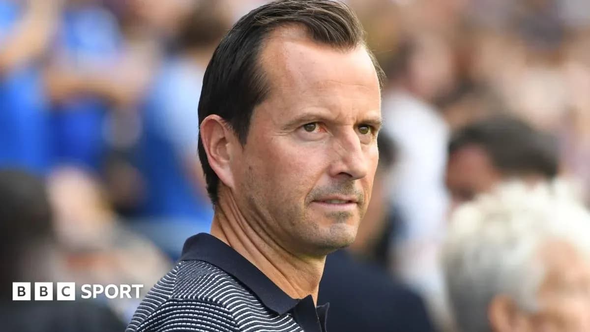 Entrenador observando el partido desde la banda Entrenador observando el partido desde la banda