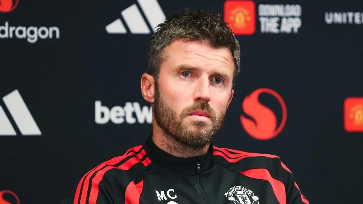 Entrenador en rueda de prensa con logo de Manchester United Entrenador en rueda de prensa con logo de Manchester United