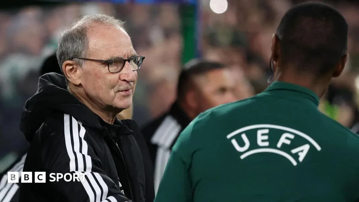 Entrenador saludando a otro en el banquillo Entrenador saludando a otro en el banquillo