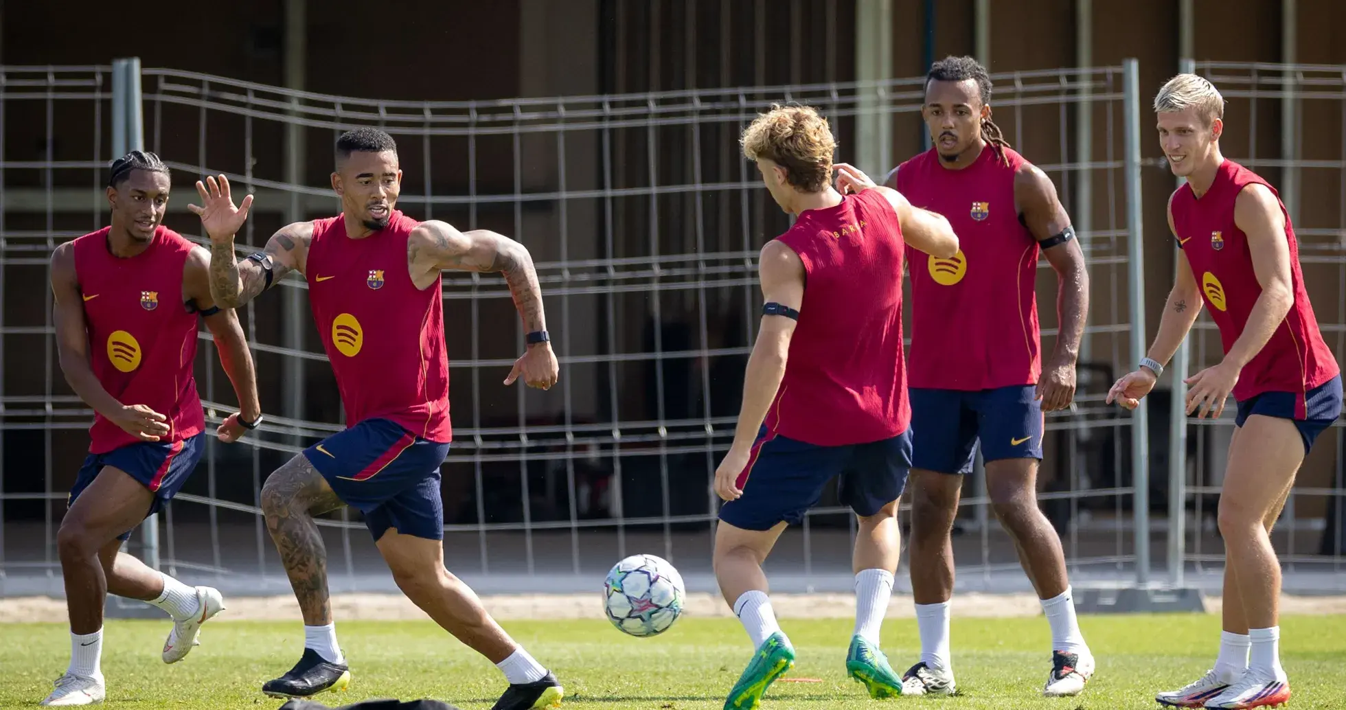 Jugadores de Barcelona entrenando y jugando con balón Jugadores de Barcelona entrenando y jugando con balón