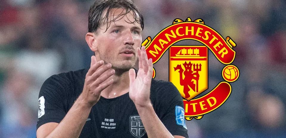 Jugador aplaudiendo con logo de Manchester United de fondo Jugador aplaudiendo con logo de Manchester United de fondo