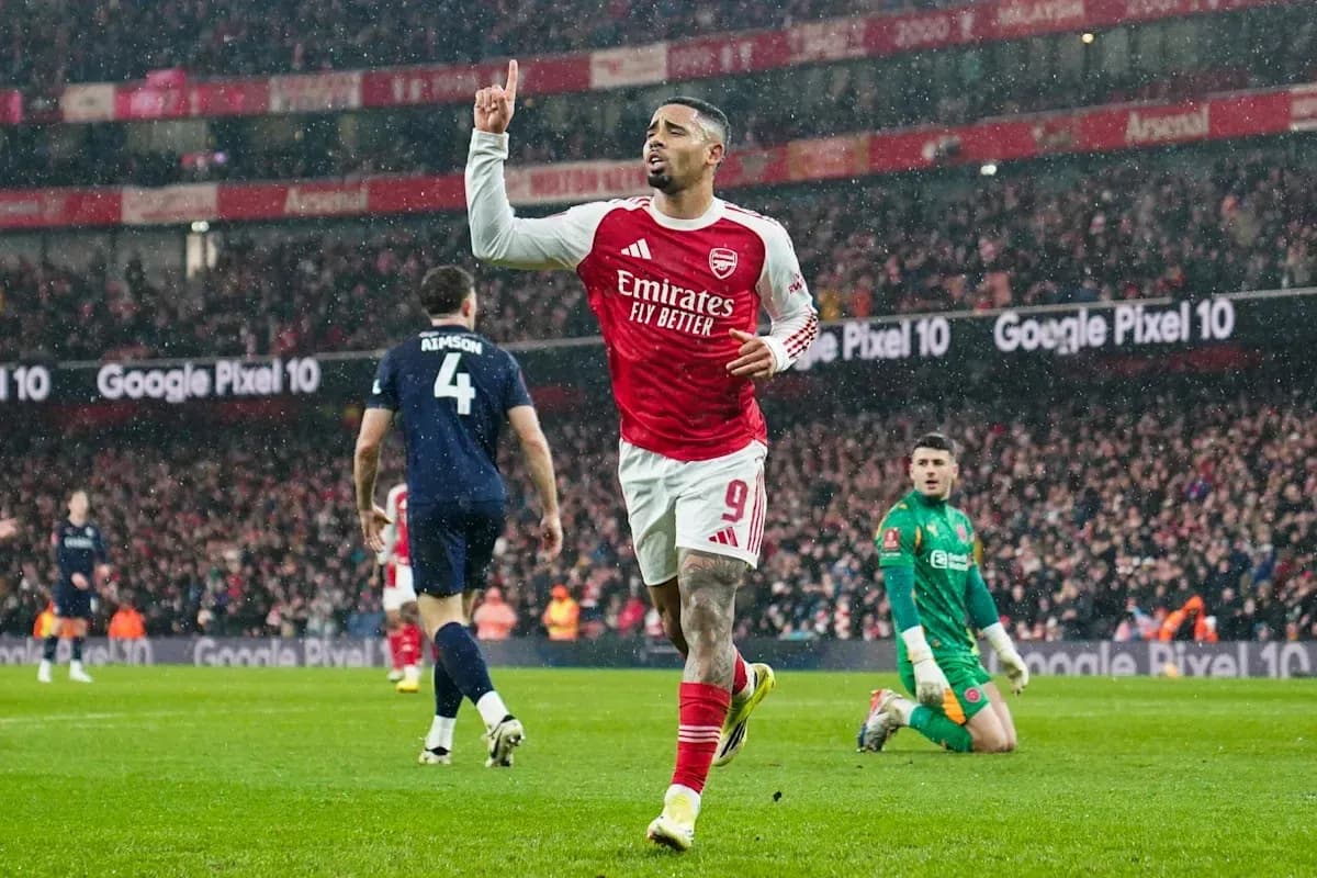 Jugador de Arsenal celebra un gol en el estadio Jugador de Arsenal celebra un gol en el estadio