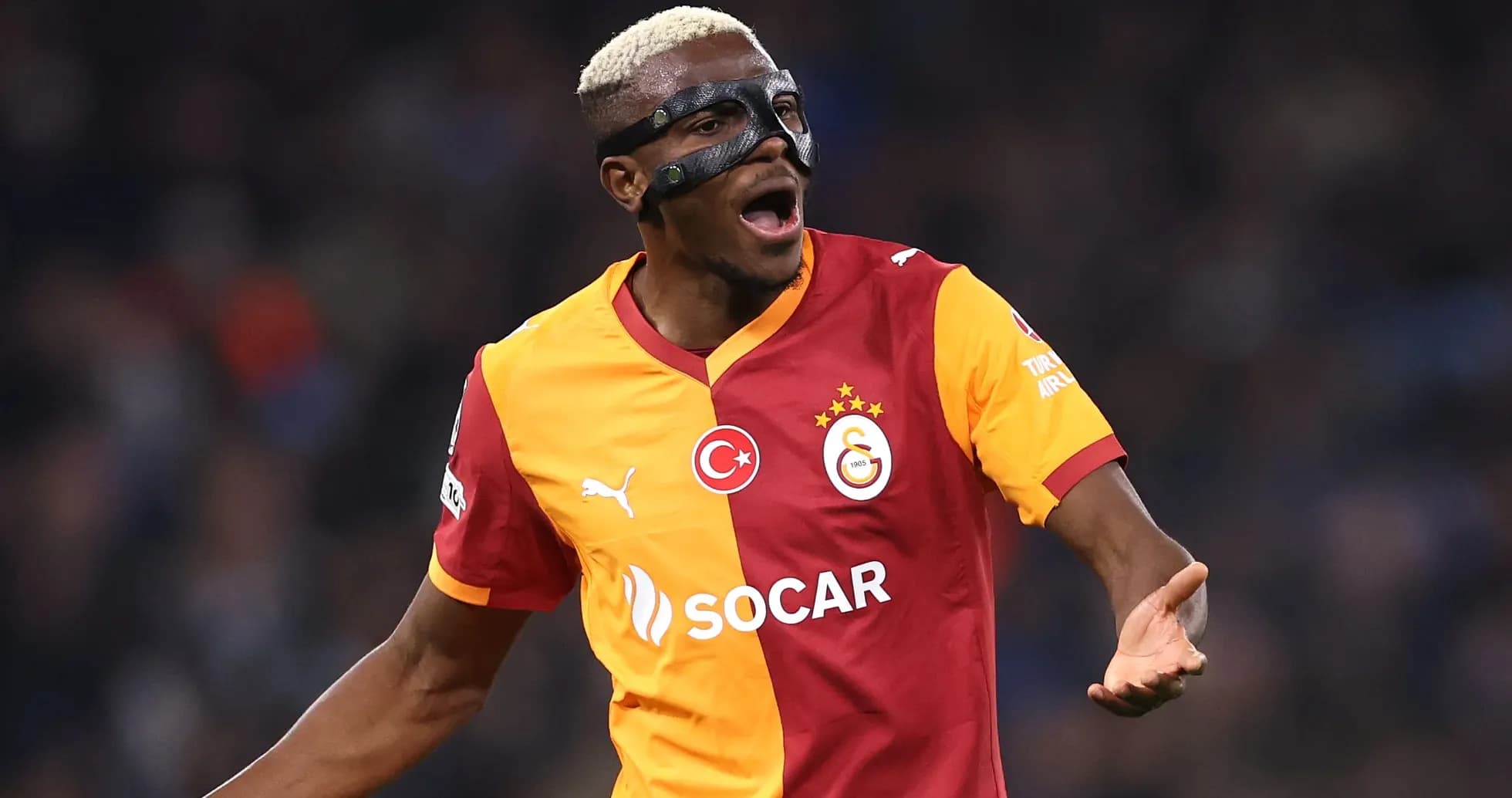 Jugador de Galatasaray con máscara protestando durante partido Jugador de Galatasaray con máscara protestando durante partido