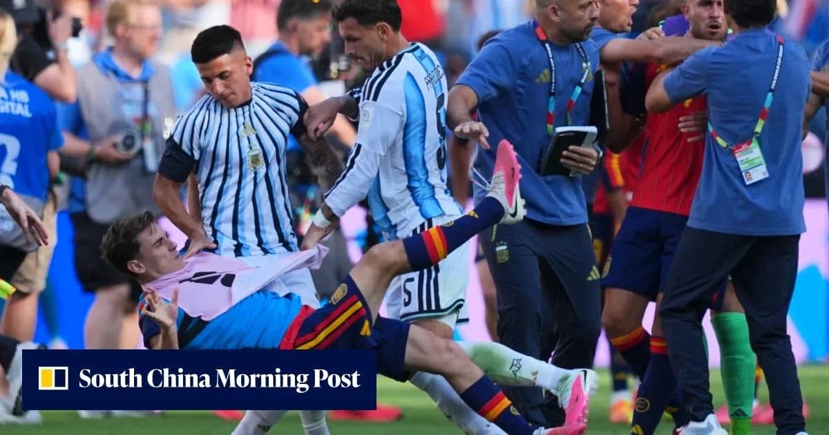 Jugadores de Argentina y España en confrontación durante partido Jugadores de Argentina y España en confrontación durante partido