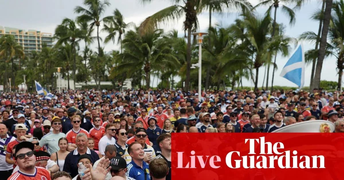 Multitud de aficionados en evento deportivo al aire libre Multitud de aficionados en evento deportivo al aire libre