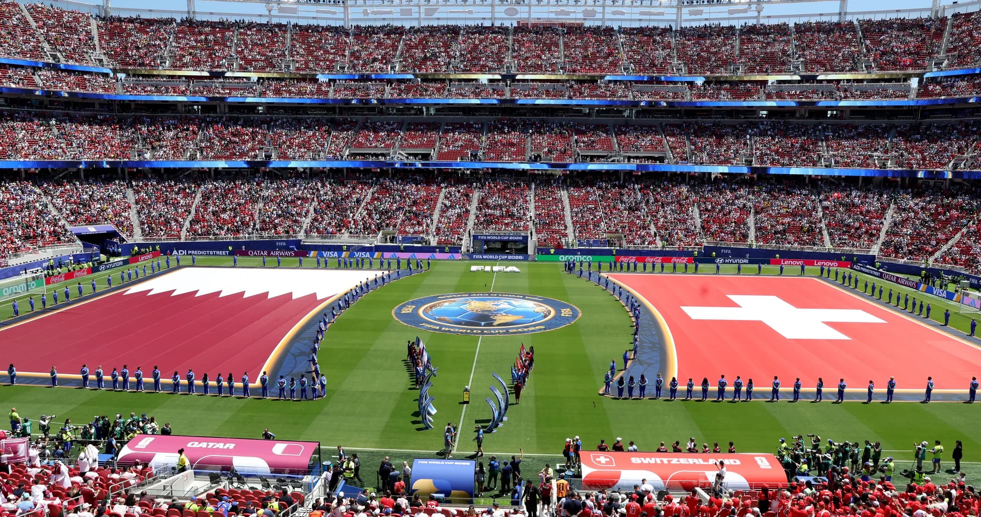 Banderas de Qatar y Suiza en el estadio Banderas de Qatar y Suiza en el estadio