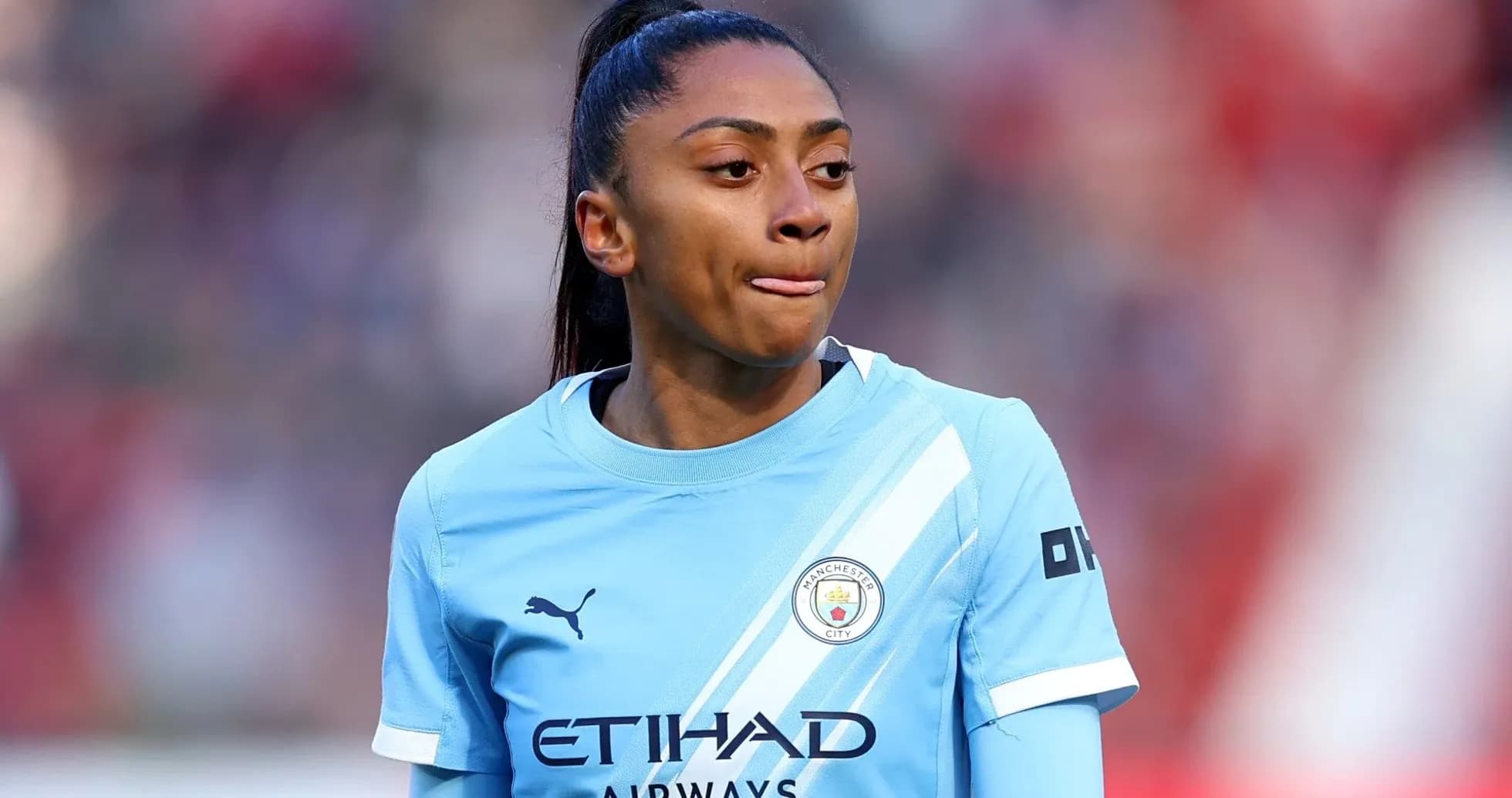 Jugadora de Manchester City en el campo de juego Jugadora de Manchester City en el campo de juego