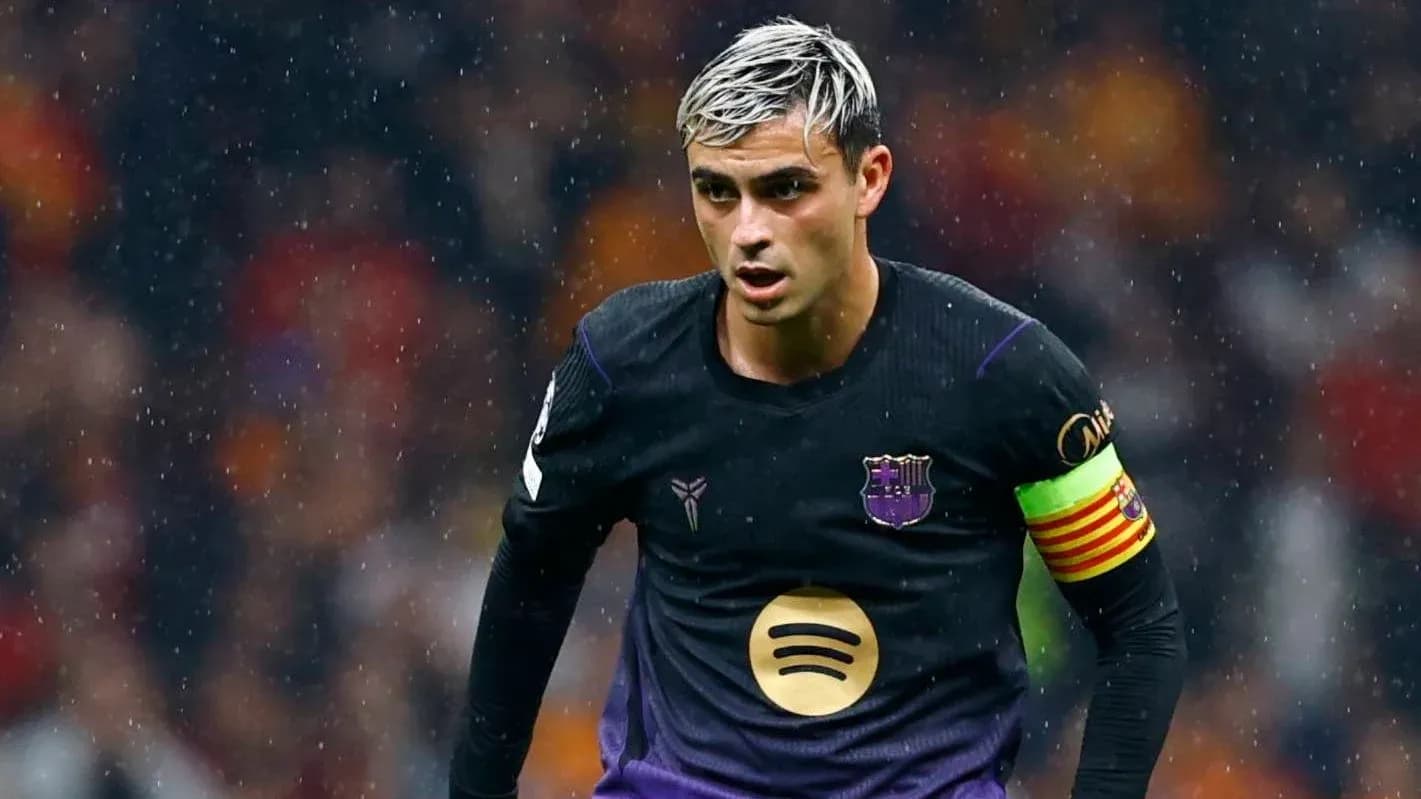 Jugador de fútbol corriendo bajo la lluvia Jugador de fútbol corriendo bajo la lluvia