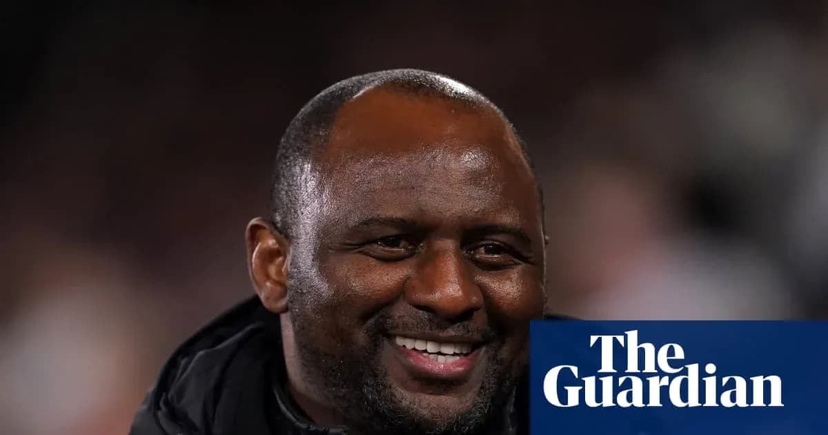 Entrenador sonriendo durante un partido Entrenador sonriendo durante un partido
