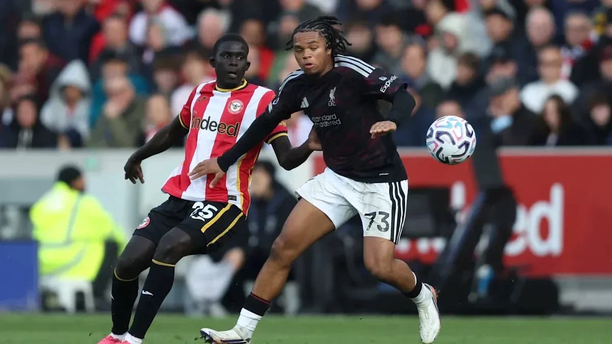 Jugador de Liverpool controlando el balón ante rival Jugador de Liverpool controlando el balón ante rival
