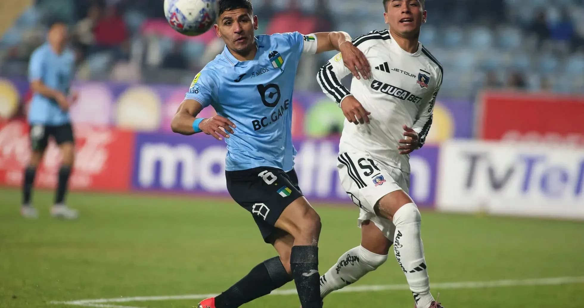 Jugadores de Colo Colo y O'Higgins compitiendo por el balón Jugadores de Colo Colo y O'Higgins compitiendo por el balón