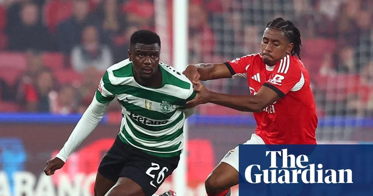 Jugadores compiten por el balón en partido Jugadores compiten por el balón en partido