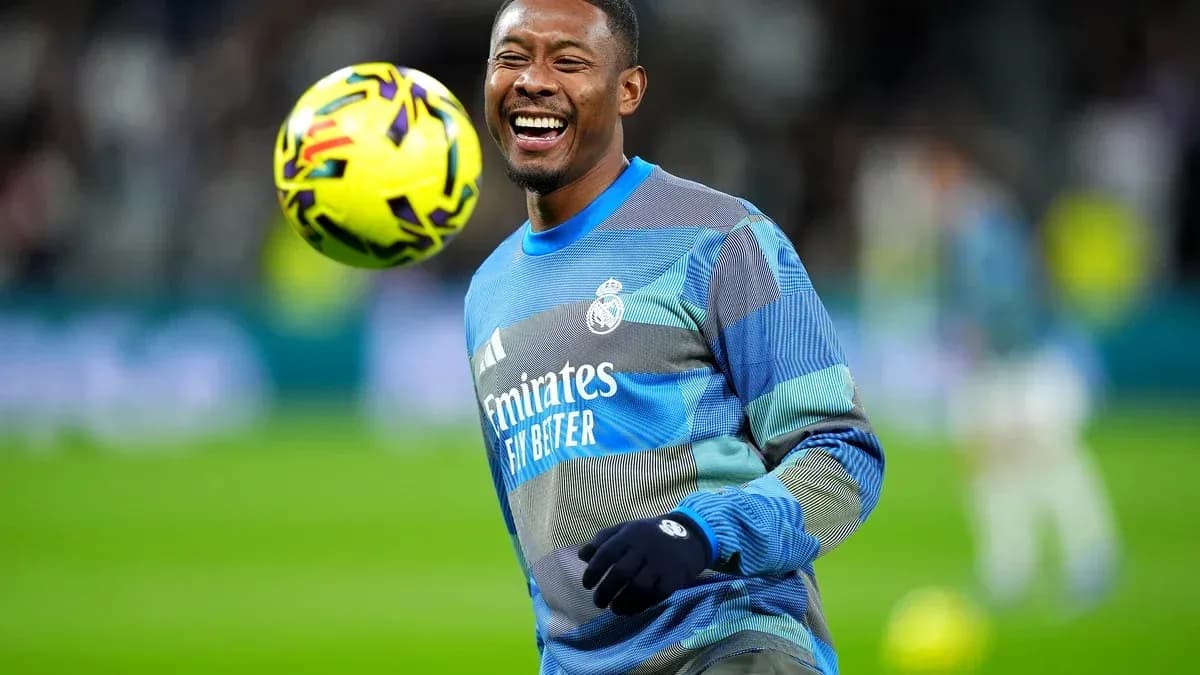 Jugador de Real Madrid practicando con balón Jugador de Real Madrid practicando con balón