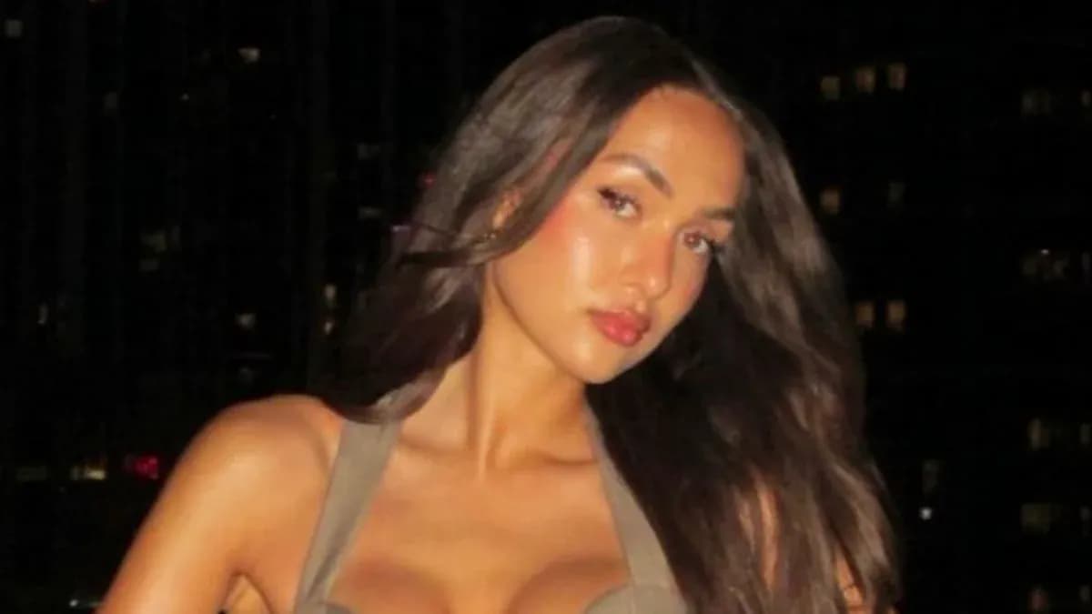 Mujer posando con cabello suelto en la noche Mujer posando con cabello suelto en la noche