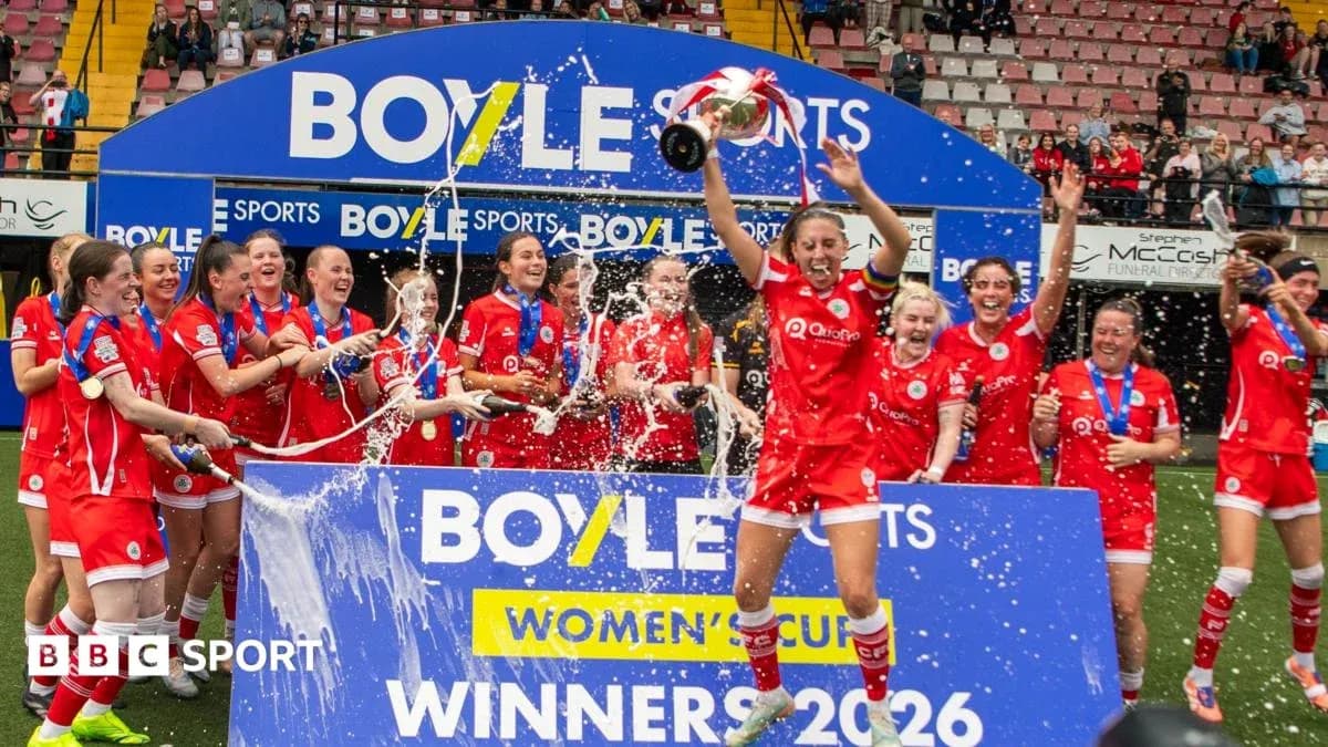 Equipo femenino celebrando victoria en la Boyle Sports Women's Cup Equipo femenino celebrando victoria en la Boyle Sports Women's Cup