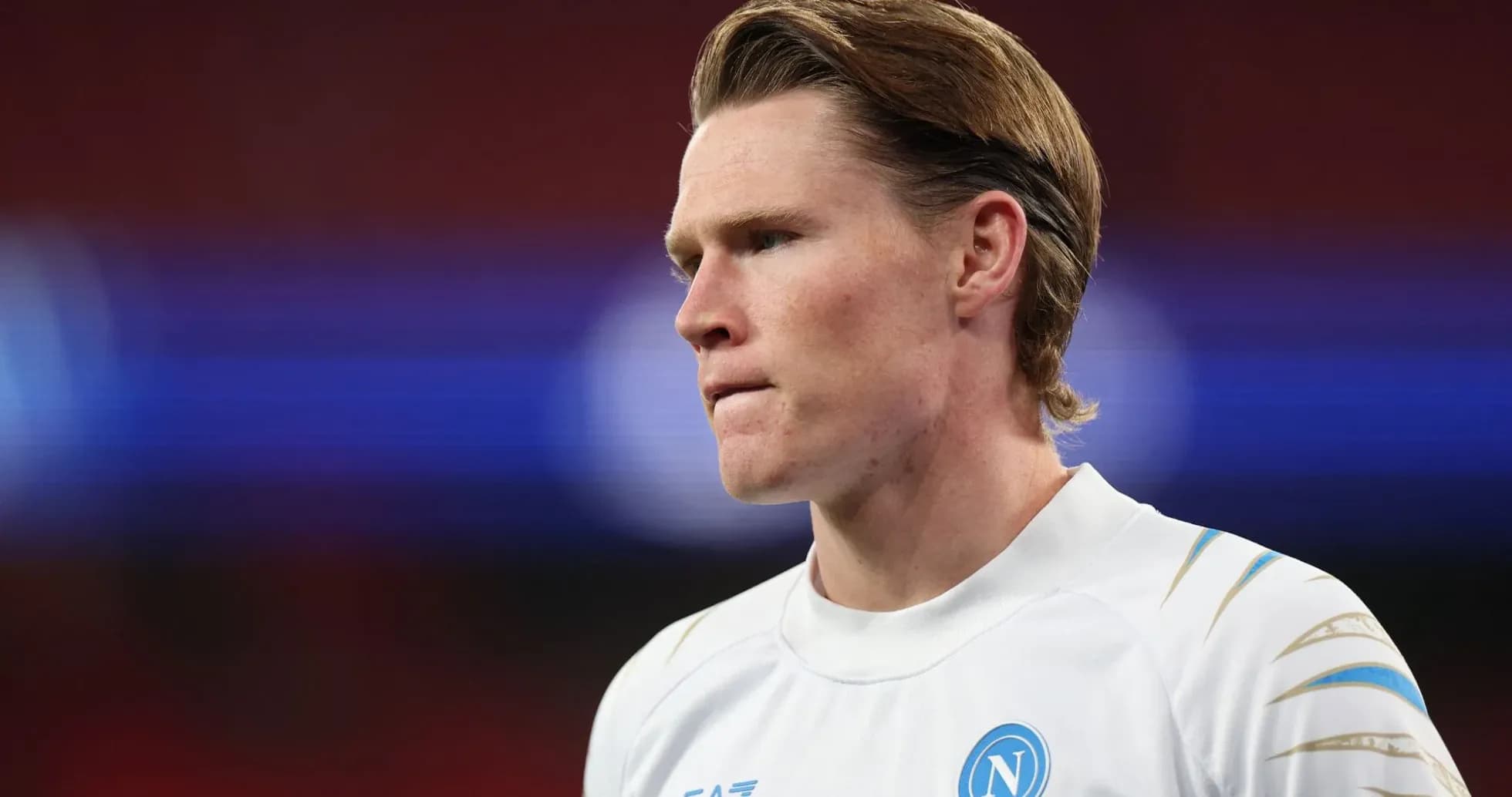 Jugador de Napoli en uniforme blanco mirando hacia un lado Jugador de Napoli en uniforme blanco mirando hacia un lado