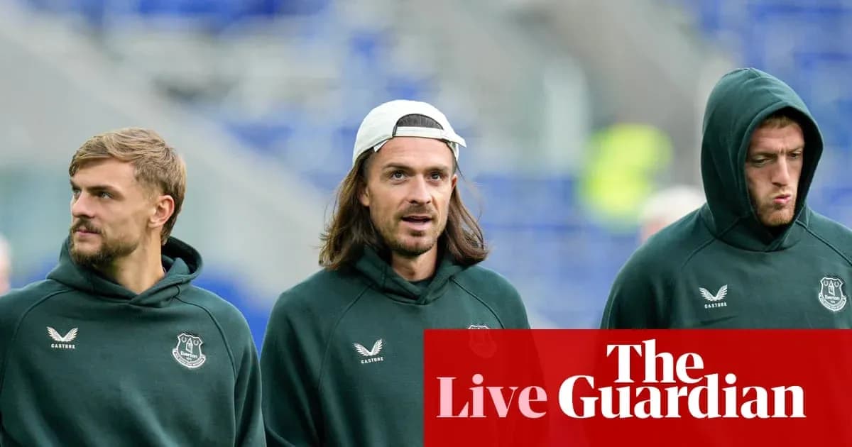 Tres jugadores de Everton caminando juntos en el campo Tres jugadores de Everton caminando juntos en el campo
