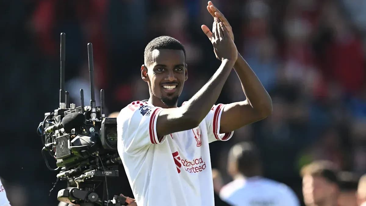 Jugador de Liverpool aplaudiendo a la afición Jugador de Liverpool aplaudiendo a la afición