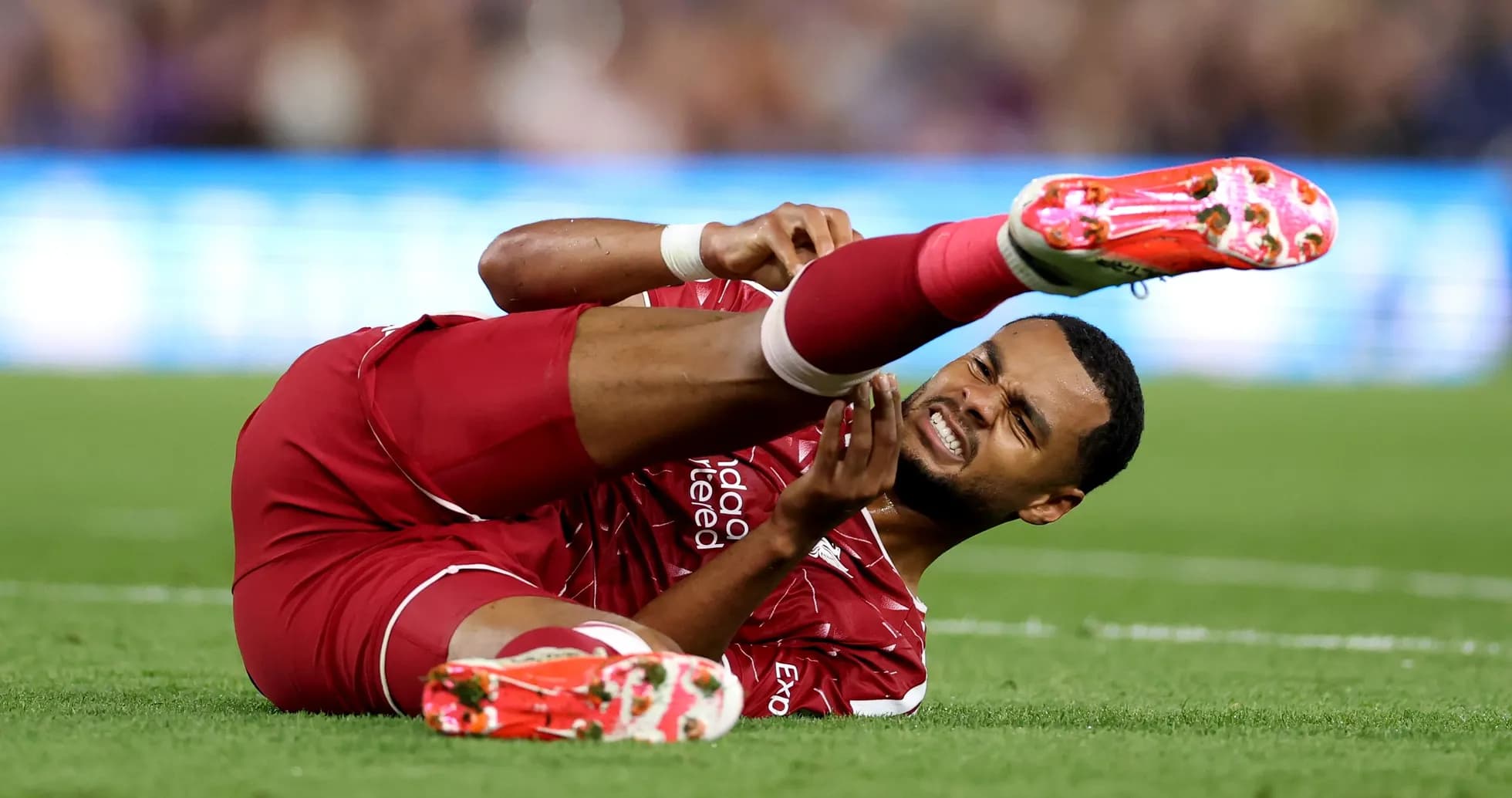 Jugador de Liverpool con lesión en el campo Jugador de Liverpool con lesión en el campo