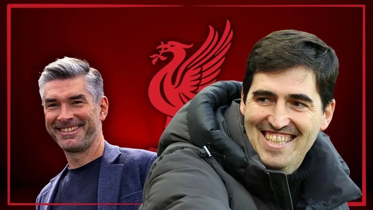 Dos entrenadores sonriendo frente al logo de Liverpool Dos entrenadores sonriendo frente al logo de Liverpool