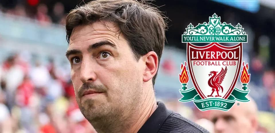 Entrenador en el estadio con logo de Liverpool Entrenador en el estadio con logo de Liverpool