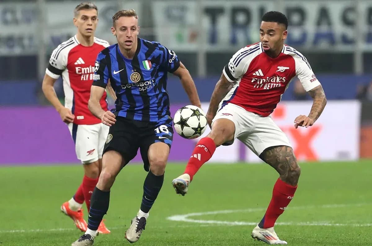 Jugadores de Inter y Arsenal luchando por el balón Jugadores de Inter y Arsenal luchando por el balón