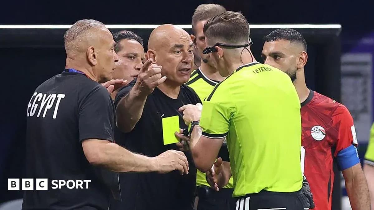 Entrenador de Egipto discutiendo con árbitro durante partido Entrenador de Egipto discutiendo con árbitro durante partido