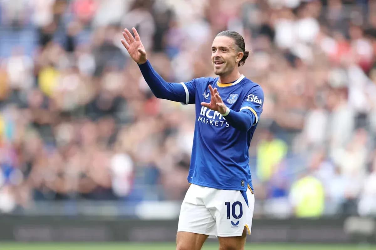 Jugador de Everton saludando a la afición en el campo Jugador de Everton saludando a la afición en el campo