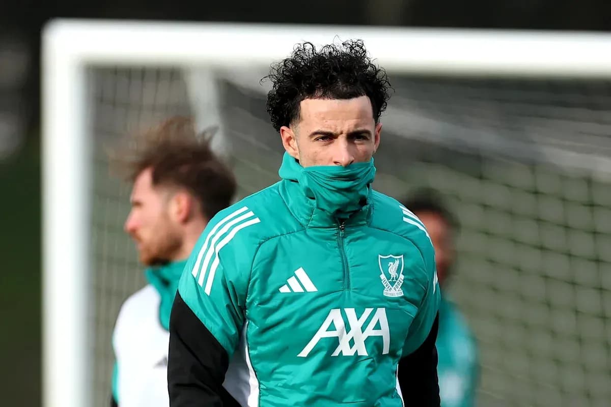 Jugador entrenando con chaqueta de Liverpool FC Jugador entrenando con chaqueta de Liverpool FC