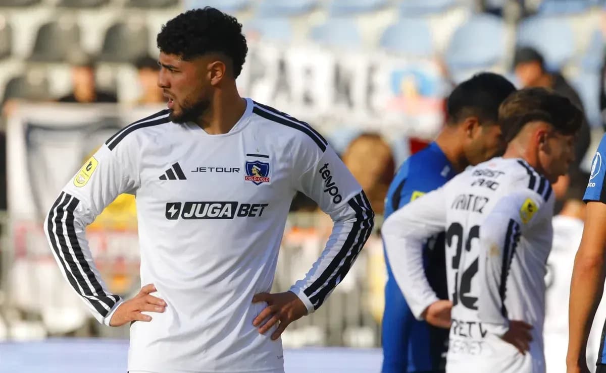 Jugador de Colo Colo en partido contra Huachipato Jugador de Colo Colo en partido contra Huachipato