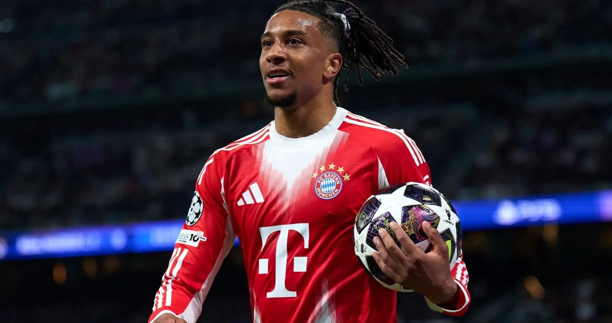 Jugador de Bayern Múnich sosteniendo balón en campo Jugador de Bayern Múnich sosteniendo balón en campo