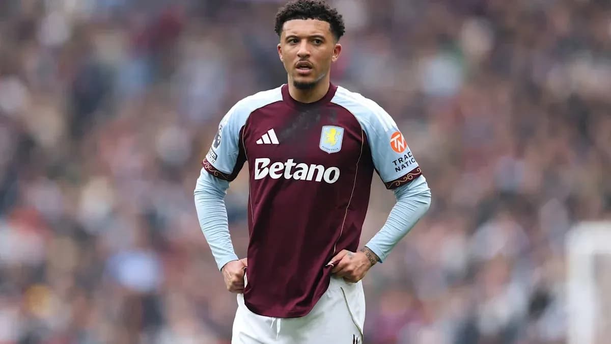 Jugador de Aston Villa en el campo durante partido Jugador de Aston Villa en el campo durante partido