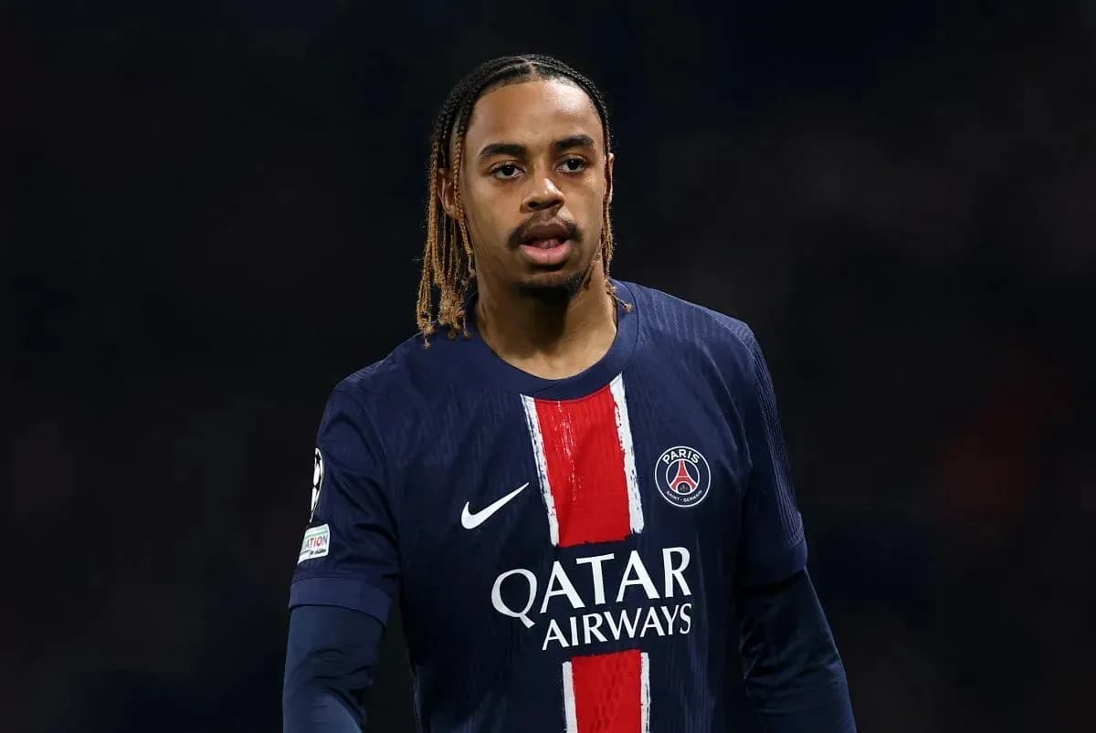 Jugador de PSG en acción durante el partido Jugador de PSG en acción durante el partido