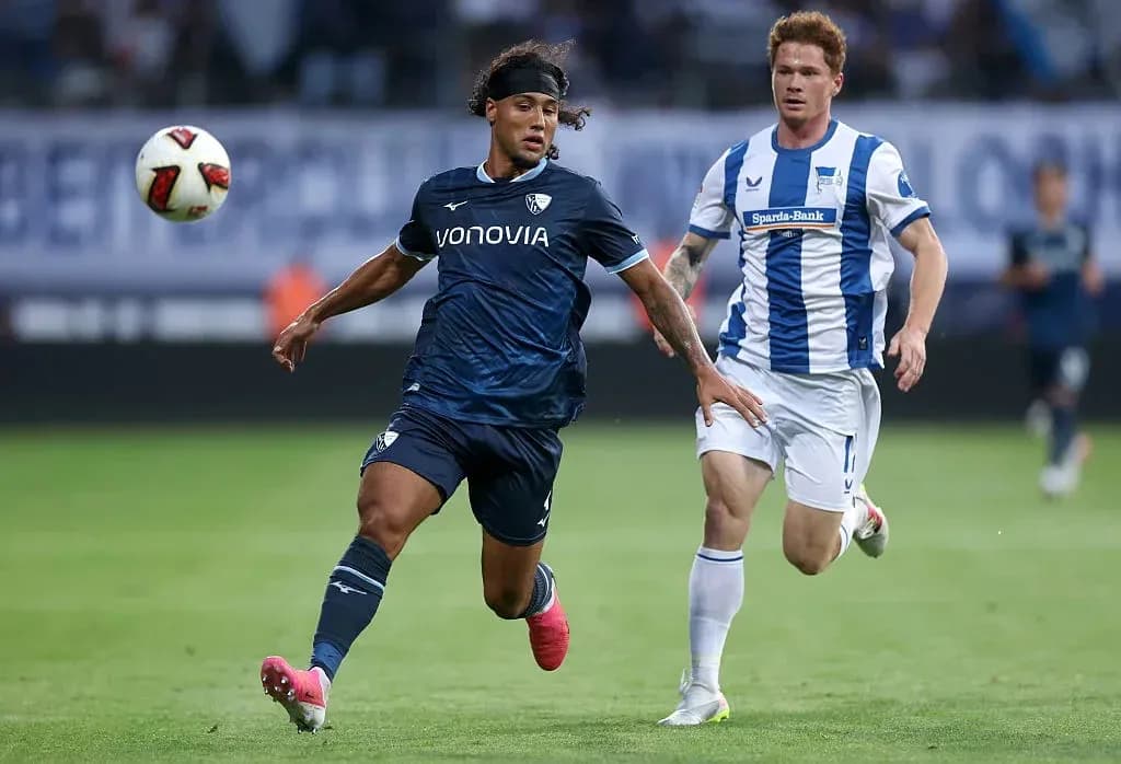 Jugador de Bochum corriendo con el balón durante partido Jugador de Bochum corriendo con el balón durante partido